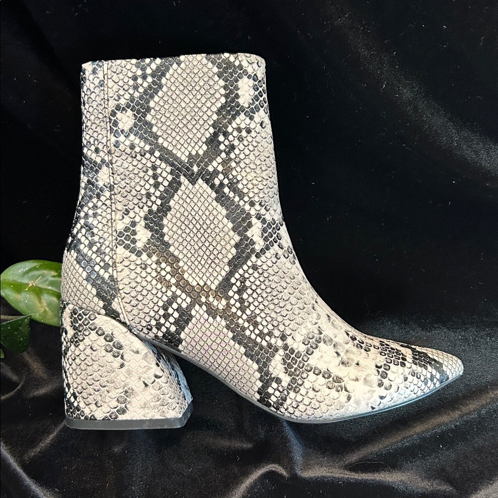 NWOB AQUA SNAKESKIN ANKLE BOOTS 6M